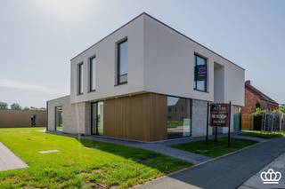 <p><span>Stijlvolle halfopen nieuwbouwwoning met een prachtig open uitzicht over de achterliggende landerijen. De woning omvat o.a. ruime leefruimte, open keuken, 3 slaapkamers,  bureel, ingerichte badkamer en overdekte autostaanplaats met afgesloten tuinberging, op een perceel van ca. 422 m².<br />Deze energiezuinige gezinswoning combineert hedendaagse architectuur, hoogwaardige materialen en een doordachte indeling waar ruimte, licht en woonkwaliteit centraal staan.</span></p><p><span> </span></p><p><span>INDELING</span></p><p><span> </span></p><p><span>Gelijkvloers</span></p><p><span>Via de ruime inkomhal met vestiairehoek en gastentoilet betreedt u de woning. Meteen valt de hoge afwerkingsgraad op, met een doorlopende tegelvloer en een overvloed aan natuurlijke lichtinval dankzij de grote raampartijen die zowel op het gelijkvloers als de verdieping doorlopen tot op de vloer.</span></p><p><span>Aan de voorzijde van de woning ligt de aparte leefruimte, ingericht als een rustige zit- of tv-kamer. Verder is er een eetruimte die verbonden is met de leefkeuken. De centrale positie van de keuken zorgt voor een moderne en gezellige woonbeleving waarbij alle leefruimtes mooi met elkaar verbonden zijn.</span></p><p><span>Het hart van de woning wordt gevormd door de royale leefkeuken van Keukens Konings. Deze luxueus uitgeruste keuken beschikt over een kookeiland, hoogwaardige inbouwtoestellen waaronder een BORA-inductiekookplaat, down-draft systeem, combi oven-microgolf en oven, vaatwasser en koelkast. Dankzij de directe verbinding met het overdekte terras en de tuin vormt deze ruimte een aangename plek voor het dagelijkse gezinsleven.</span></p><p><span>Aansluitend bevindt zich een praktische technische berging met aansluitingen voor wasmachine en droogkast, een uitgietbak en extra opbergruimte. </span></p><p><span> </span></p><p><span>Eerste verdieping</span></p><p><span>Op de verdieping zorgt een ruime en lichtrijke nachthal voor een open gevoel en biedt deze bovendien de mogelijkheid om een bureau- of werkhoek te creëren. Verder beschikt de woning over drie volwaardige slaapkamers van respectievelijk 20 m², 15 m² en 14 m². De badkamer werd stijlvol afgewerkt en is voorzien van een ligbad, een ruime inloopdouche, een dubbele wastafel en een toilet. De hele verdieping is op tegelparket.</span></p><p><span> </span></p><p><span>Tuin</span></p><p><span>Ook buiten werd veel aandacht besteed aan comfort en afwerking. De tuin werd reeds ingezaaid en aangelegd met verzorgde klinkerpaden. Achteraan bevinden zich een afgesloten tuinberging in houtlook, een overdekte autostaanplaats en een ruim overdekt terras dat perfect aansluit op de leefruimte en keuken. </span></p><p><span> </span></p><p><span>Bijzonderheden</span></p><p><span>-Warmtepomp</span></p><p><span>-Vloerverwarming</span></p><p><span>-Zonnepanelen</span></p><p><span>-Regenwaterput van 5.000 liter met recuperatie voor de toiletten en buitenkraan. </span></p><p><span>-De woning werd gebouwd met een theoretisch E-peil van 19, wat resulteert in een bijzonder energiezuinig geheel.</span></p><p><span>-Volledig geschilderd, inclusief muren, plafonds, deuren en deurlijsten.<br />-Verlichtingsarmaturen aanwezig.</span></p><p><span>-Uitzonderlijk veel ruimte, een hoogwaardige afwerking, flexibele indelingsmogelijkheden en een uniek uitzicht op de landerijen</span></p><p><span>-Wordt verkocht onder BTW-stelsel.</span></p><p><span> </span></p><p><span>EPB in opmaak</span></p><p><span> </span></p>
