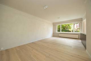 <p>Gelegen op een rustige en residentiële locatie aan de Burletlaan 169, pal tegenover Fort 5, ontdek je dit gerenoveerde appartement van ca. 83 m². Hier woon je in alle sereniteit, omringd door groen, met de stad toch binnen handbereik.</p><p>Dit kleinschalige gebouw (slechts 3 units) werd volledig vernieuwd in een pure wabi sabi stijl: een verfijnde esthetiek waarin rust, eenvoud en natuurlijke materialen centraal staan. Het resultaat? Een tijdloos interieur dat warmte en luxe uitstraalt, zonder overdaad.</p><p>• 2 slaapkamers, waarvan één met ingemaakte kasten <br />• Net gerenoveerd<br />• Aangenaam tuintje<br />• Mogelijkheid aankoop garagebox</p><p>Bij binnenkomst word je verwelkomd via een elegante boog die leidt naar de open leefruimte. De indrukwekkende gevelbreedte van 7 meter en de grote raampartijen zorgen voor een overvloed aan natuurlijk licht en een heerlijk ruimtelijk gevoel. De leefruimte vloeit naadloos over in de open keuken met eiland, strak vormgegeven en afgewerkt met hoogwaardige materialen in zachte, harmonieuze tinten.</p><p>Aan de rustige achterzijde delen de 2 slaapkamers een badkamer met douche, wastafel en handdoekdroger. Verder nog gastentoilet en wasberging.</p><p>De combinatie van warme parketvloeren, maatwerk houtaccenten en subtiele schildertechnieken creëert een rustgevende en luxueuze woonbeleving die je zelden tegenkomt.</p><p>Extra troef: mogelijkheid tot aankoop van een garagebox.</p><p>Kom het zelf ervaren en laat je verrassen. Plan je bezoek via Sinjoor Makelaars of bel 03 283 05 00.</p>