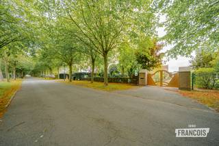 Een royale villa met karakter, privacy en tal van mogelijkheden, gelegen in een rustige residentiële omgeving van Oostduinkerke.<br /><br />Deze vrijstaande woning uit 1987 staat op een uitzonderlijk ruim perceel van 1.165 m² en beschikt over circa 319 m² bewoonbare oppervlakte. Met vier slaapkamers, een dubbele inpandige garage, een veranda, bureau, atelier en verschillende bergruimtes biedt de woning een bijzonder ruim en veelzijdig woonvolume.<br /><br />Bij binnenkomst leidt de inkomhal naar de verschillende leefruimtes. De royale woon- en eetkamer vormt het hart van de woning en sluit aan op de keuken en veranda. Dankzij de verschillende oriëntaties geniet de villa van een aangename natuurlijke lichtinval.<br /><br />Het gelijkvloers omvat daarnaast een bureau, atelier, stookruimte, toilet en een ruime dubbele garage. Ideaal voor wie thuis werkt, een hobbyruimte wenst of nood heeft aan extra bergruimte.<br /><br />Op de verdieping bevinden zich vier slaapkamers, een badkamer, dressing en een nachthal. Daarnaast is er een zolder van circa 40 m², momenteel ingericht als bergruimte.<br /><br />De woning wordt omringd door een ruime tuin en beschikt over een lange oprit, meerdere tuinhuizen en bijgebouwen. Er is dan ook voldoende plaats voor meerdere wagens en tal van buitenactiviteiten.<br /><br />De villa ligt in een aangename woonomgeving, op korte afstand van winkels, horeca, scholen, sport- en recreatiefaciliteiten, natuurgebieden en het strand.<br /><br />De woning verkeert momenteel in een op te frissen staat, waardoor u de verschillende ruimtes en afwerking naar eigen smaak kunt moderniseren.<br /><br />De villa beschikt over centrale verwarming op aardgas, een houtkachel en een regenwaterput van meer dan 10.000 liter. EPC-label C – 260 kWh/m²/jaar.<br /><br />