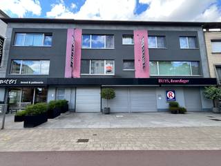 Dit zeer centraal gelegen appartement is gelegen op de eerste verdieping van een kleinschalig en goed onderhouden gebouw zonder lift. Indeling: een inkomhal, een lichtrijke woon- en eetkamer 34m², een aparte ingerichte keuken 7m² uitgerust met een kookplaat met dampkap, een spoelbak, een koelkast, een diepvries, een oven en tal van opbergkasten. Verder is er een badkamer met ligbad met douchestang, een lavabo en aansluiting voor een wasmachine/droogkast en een aparte gastentoilet. Het appartement beschikt over twee ruime slaapkamers (13m² en 12m²) waarvan één kamer toegang verleent tot het achterliggend balkon. Ten slotte heeft u een doorloopkamer geschikt voor dressing of bergkamer. Het appartement wordt wit geschilderd opgeleverd bij intrede. Zeer gunstige ligging, op een boogscheut van winkels, het openbaar vervoer, invalswegen, ...