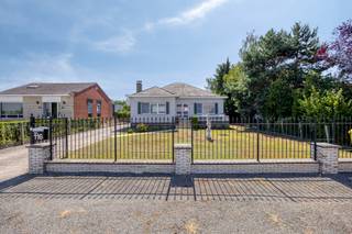 <p>Aan de Leuvensesteenweg in Boortmeerbeek vind je deze karaktervolle villa, verscholen achter een stijlvolle stenen gevel en met een perceel van maar liefst 1344 m². Vanaf het eerste moment voel je dat dit huis ruimte en rust uitstraalt: een plek waar je gezin alle kanten op kan groeien, met een tuin op het zuidwesten die om lange zomeravonden vraagt. De ligging combineert het beste van twee werelden – een groene, residentiële omgeving met toch alle voorzieningen binnen handbereik.</p><p>Binnen ontvangt een inkomhal van 8 m² je gastvrij en leidt je naar de ruime leefruimte van 38,4 m², die naadloos overloopt in de ruime geïnstalleerde keuken (16 m²), die is voorzien van dubbele spoelbak, keramische kookplaat, dampkap, oven en vaatwasser, en leent zich perfect voor wie graag kookt én ontvangt. Een apart bureau van ruim 8 m² biedt de ideale plek om thuis te werken, terwijl de badkamer op het gelijkvloers (8,2 m², met bad en douche) en het gastentoilet het comfort compleet maken. Gelijkvloers tref je ook twee slaapkamers van 14,7 en 14,5 m². De veranda (22m²) brengt ons naar de grote tuin en terras, Zuid-West gericht, waar je zowel in de zomer als de winter van de zon kan genieten.</p><p>Op de eerste verdieping – bereikbaar via de nachthal – nog twee ruime slaapkamers van 23,8 en 13,2 m², aangevuld met een extra toilet. <br />De uitgestrekte kelder van 141 m² biedt dan weer eindeloze mogelijkheden: garage, werkruimte, hobbyruimte, opbergmogelijkheden.</p><p>Deze villa werd afgewerkt met dubbel PVC-schrijnwerk, een leien dak met dakisolatie en een centrale verwarming op stookolie met radiatoren. Automatische rolluiken, een automatische garagepoort, een intercom met videofoon en camerabewaking zorgen voor extra comfort en veiligheid. Zowel binnen als buiten is er voldoende parkeergelegenheid voorzien, met zowel een garage als ruimte op eigen terrein. Het pand is instapklaar en beschikt over een EPC-label C.</p><p>De ligging langs de Leuvensesteenweg is een troef op zich: winkels, scholen, sportfaciliteiten, openbaar vervoer en het station liggen allemaal op wandel- of fietsafstand, terwijl de invalswegen je snel naar Leuven, Mechelen of Brussel brengen. Een heerlijke combinatie van rust en bereikbaarheid, ideaal voor wie het landelijke gevoel wil combineren met stedelijk comfort.</p><p>Benieuwd of deze villa jouw nieuwe thuis wordt? Plan je bezoek in via onze website – wie weet val je net als wij voor deze karaktervolle woning aan de Leuvensesteenweg.</p>