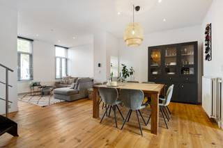 Deze verrassend ruime woning combineert een aangename indeling met veel natuurlijke lichtinval en verschillende volwaardige woonlagen. Met vier slaapkamers, twee badkamers, een op maat gemaakte keuken en een gezellige stadstuin biedt ze bijzonder veel praktisch wooncomfort.<br /><br />De Bilderdijkstraat geniet van een <strong>strategische en centrale ligging in Ekeren</strong>, met winkels, scholen, openbaar vervoer en dagelijkse voorzieningen vlot binnen bereik. Ook belangrijke verbindingswegen zorgen voor een snelle aansluiting richting Antwerpen en omliggende gemeenten. Zo vormt deze locatie een praktische uitvalsbasis voor wie graag centraal woont en vlot onderweg wil zijn.<br /><br /><strong>Indeling</strong><br />Men betreedt de woning via de inkomhal met ingemaakte vestiairekast. Verder komt men in de eetruimte, met aan de voorzijde de gezellige woonkamer en achteraan de op maat gemaakte, volledig geïnstalleerde keuken, welke toegang biedt tot de gezellige en zonnige stadstuin. In de tuin bevindt zich nog een praktische bergruimte.<br />Op het gelijkvloers bevinden zich verder een afzonderlijk toilet en een praktische doucheruimte met aansluiting voor wasmachine.<br /><br /><strong>Eerste verdieping:</strong> Via de draaitrap bereikt men de eerste verdieping. Hier geeft de nachthal toegang tot drie slaapkamers en een tweede badkamer met ligbad, dubbele lavabo en toilet.<br /><br /><strong>Op de zolderverdieping</strong> bevindt zich nog een ruime vierde slaapkamer. Deze polyvalente kamer kan ook geschikt zijn als bureau-, hobby- of logeerkamer.<br /><br />Tot slot beschikt de woning over een kelder, wat voor bijkomende praktische bergruimte zorgt.<br /><br /><strong>Bijzonderheden</strong><br />Met vier slaapkamers, twee badkamers, een ruime leefruimte, op maat gemaakte keuken, stadstuin, berging en kelder biedt deze woning vooral veel ruimte en flexibiliteit op een <strong>centrale en goed bereikbare locatie</strong>.