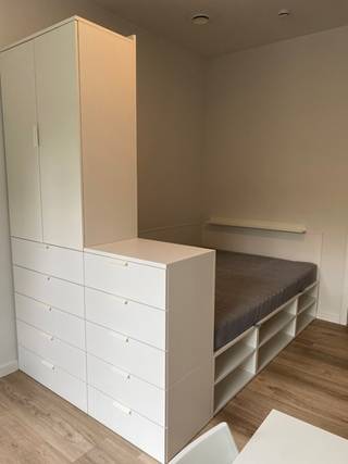 De studentenkamers in Campus Eilandje zijn volledig bemeubeld en genieten van een hoge, luxueuze afwerkingsgraad. Ze zijn uitgerust met een eigen badkamer. De bureautafel, kleerkast, opbergkast en het bed zijn vernuftig samengesteld tot één geheel. <br />Het gebouw beschikt verder over een lift, een studiezaal, gemeenschappelijke keuken en een groot terras. Bovendien bevindt de campus zich op een toplocatie! De campus is zeer geliefd bij studenten en dus ideaal als investering!<br /><br />Indeling: Kamer met slaapruimte/bureau, douche, lavabo en toilet<br /><br />Heeft u interesse of vragen? Contacteer ons via jeffrey@jurimmo.be of +32 474 04 13 26