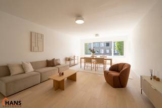 Dit verzorgd appartement op de eerste verdieping combineert een rustige ligging met een vlotte bereikbaarheid. Het appartement werd recent gerenoveerd en omvat een inkomhal met vestiairekast, een apart gastentoilet, een ingerichte badkamer, een aangename leefruimte en een volledig geïnstalleerde keuken. Daarnaast zijn er twee ruime slaapkamers aanwezig, waarvan één toegang geeft tot het terras over de volledige breedte van het appartement.<br /><br />De combinatie van comfort, lichtinval en kwalitatieve afwerking maakt dit appartement bijzonder aantrekkelijk voor zowel eigen gebruik als verhuur.<br /><br />Er bestaat bovendien de mogelijkheid om een garagebox aan te kopen aan € 25.000. De aankoop hiervan is volledig vrijblijvend en niet verplicht.<br /><br />De gemeenschappelijke kosten zijn momenteel nog niet definitief vastgelegd, maar zullen naar verwachting beperkt blijven tot enkel de kosten van de minuterie (verlichting gemeenschappelijke hal) en de blokpolis. Deze worden voorlopig geraamd op ongeveer € 20 per maand.<br /><br />Extra troeven:<br /><br />Recent gerenoveerd appartement;<br />Ruim terras over de volledige breedte;<br />Mogelijkheid tot aankoop garagebox;<br />Lage vermoedelijke gemeenschappelijke kosten;<br />Individuele nutsvoorzieningen;<br />Gunstig EPC;<br />Centrale en rustige ligging.<br /><br />De beschikbare documenten kan u terugvinden via de downloads op onze website.<br />Voor meer informatie kan u terecht op www.hansvastgoed.com of contact opnemen via info@hansvastgoed.com of +32 3 366 05 30.