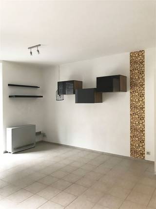 <p>Deze gezellige studio TE HUUR is gelegen op wandelafstand van de Grote Markt van Oudenaarde, winkels..</p><p>De studio omvat een lichtrijke living met keukenhoek, badkamer met douche en toilet + een terras.<br />In de kelder heb je een individuele berging en er is ook een gemeenschappelijke fietsenstalling.</p><p>De gemeenschappelijke kosten bedragen €50/mnd</p><p>Interesse?<br />Vraag uw bezoek aan via onze website www.immodhondt.be </p>