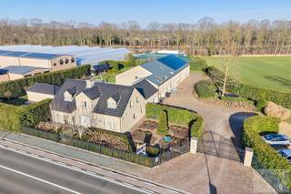 Uitzonderlijk ruime villa met zwembad, wellnessfaciliteiten, magazijn en meerdere wooneenheden op een perceel van 5.100 m²<br /><br />Op een rustige en groene ligging aan de St.-Antoniusweg 97 in Pelt bevindt zich deze bijzonder ruime en veelzijdige villa. Met een indrukwekkende woonoppervlakte van ca. 550 m²,<br />een volledig onderkelderde woning en een royaal perceel van 5.100 m², biedt deze eigendom een unieke combinatie van comfortabel wonen en diverse gebruiksmogelijkheden.<br /><br />Via de ruime inkomhal betreedt u de hoofdwoning, die beschikt over 4 slaapkamers en 3 badkamers, waarvan één slaapkamer met badkamer op het gelijkvloers – ideaal voor gelijkvloers wonen of gastenverblijf. De leefruimtes zijn royaal en lichtrijk en bieden een aangename connectie met de tuin.<br /><br />Verder beschikt de woning over een wellnessruimte met sauna, infraroodsauna en stoomcabine. In de tuin geniet u van een zwembad, omgeven door groen en privacy.<br /><br />Een belangrijke meerwaarde zijn de 4 aparte wooneenheden, elk voorzien van een eigen badkamer en keuken. Dit maakt het eigendom bijzonder geschikt voor:<br /><br />kangoeroe- of zorgwonen<br />co-housing<br />wonen in combinatie met verhuur<br />andere residentiële of gemengde invullingen (onder voorbehoud van de geldende regelgeving)<br />luxe materialen gebruikt<br /><br />De woning is volledig onderkelderd en beschikt over een inpandige garage met goederenlift, wat zorgt voor extra comfort en functionele opslagmogelijkheden. Daarnaast is er een ruim magazijn, geschikt voor stockage, hobby’s of professionele activiteiten.<br /><br />Achteraan het perceel bevinden zich bovendien staanplaatsen voor mobilhomes, uitgerust met de nodige voorzieningen, wat extra mogelijkheden biedt voor eigen gebruik of aanvullende invulling.<br /><br />Deze eigendom combineert ruimte, rust en multifunctionaliteit op een uitzonderlijk groot perceel in Pelt, met een vlotte bereikbaarheid en tal van mogelijkheden.<br /><br />Een zeldzame opportuniteit voor wie op zoek is naar een eigendom met inhoud én potentieel.