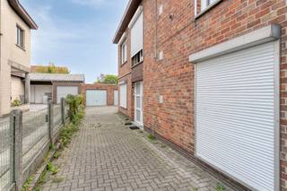 Welkom in Wetteren!<br />Op zoek naar een unieke kans om jouw woondroom waar te maken? <br /><br />Dit prachtige huis – opgedeeld als een aantrekkelijk 2 unit appartementsgebouw – combineert alle troeven voor comfortabel wonen op een topligging aan de Oordegemsesteenweg 171. <br /><br />Betreed de ruime inkomhal en ontdek een volledig instapklare woning met een bewoonbare oppervlakte van 160 m² en maar liefst 4 uitnodigende slaapkamers gelijk verdeeld over 2 appartementen. <br /><br />Elk appartement is in het bezit van een stijlvolle badkamer die privacy en comfort voor elk gezinslid garanderen.<br /><br />Dankzij de open leefruimte met veel lichtinval is het hier heerlijk vertoeven in zowel het gelijkvloersappartment alsook het 1ste verdiepingsappartement. <br /><br />Geniet samen van zonnige dagen op het magnifieke gelijkvloersterras of organiseer zomerse barbecues in de royale tuin van maar liefst 300 m². <br /><br />De totale grondoppervlakte bedraagt 596 m², een ware oase voor kinderen of huisdieren. <br /><br />Parkeren is geen zorg dankzij een ruime oprit met elk daarbijhorend een garagebox; ideaal voor fietsen, tuingereedschap of extra opslag. <br /><br />De ligging is uitstekend: nabij scholen, winkels, openbaar vervoer en met vlotte verbinding naar steden als Gent en Lokeren. <br /><br />Deze unieke opbrengstwoning is te koop voor slechts €400.000 – een buitenkans voor wie ruimte, comfort of een goede investering zoekt op een uitstekende locatie. <br /><br />Ben je klaar om hier jouw nieuwe thuis te vinden? Plan vandaag nog een bezoek en laat je verrassen door de mogelijkheden die dit uitzonderlijke vastgoed te bieden heeft. <br />Dit is wonen in Wetteren met comfort en stijl!