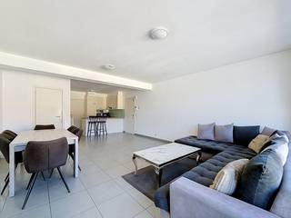 Ben je op zoek naar een ruim appartement met <strong>twee slaapkamers</strong> in Zwijndrecht? Dan is dit appartement zeker een bezoekje waard!<br /><br />Je komt binnen in de lichtrijke leefruimte met open keuken. De keuken is uitgerust met een <strong>nieuwe koelkast en vaatwasmachine.</strong><br />Aansluitend vind je een ruime berging met aansluitingen voor je wasmachine en droogkast. Daarnaast biedt deze ruimte voldoende plaats voor extra opslag.<br /><br />Het appartement beschikt over<strong> twee slaapkamers</strong>. Vanuit de kleinste slaapkamer heb je rechtstreeks toegang tot het <strong>terras.</strong><br /><br />De badkamer is voorzien van een douche en een lavabomeubel.<br />Daarnaast is er een apart gastentoilet.<br /><br />Tot slot is dit appartement <strong>gunstig gelegen</strong>, vlakbij winkels, scholen en openbaar vervoer.<br /><br /><strong>Praktische informatie:</strong>
<ul>
<li>Beschikbaar vanaf 01/01/2027</li>
<li>Gemeenschappelijke kosten per maand: € 50,-</li>
<li>Huurwaarborg: 3 maanden huur (€2.700,-)</li>
<li>Combi ingaande + uitgaande plaatsbeschrijving: € 285,- incl. 21 % BTW (per partij)</li>
</ul>
Interesse? Neem gerust contact op voor meer informatie of een bezoek ter plaatse.<br /><br />Neem een kijkje op www.immoselekt.be voor ons volledige huuraanbod.<br />
