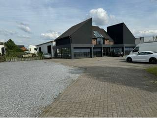 Terrein + kantoor en woonst te koop- Topligging, zichtlocatie- ca. 1000 m2 industriegrond (verhard terrein)- 180m² kantoren- 170m² vernieuwd duplex...