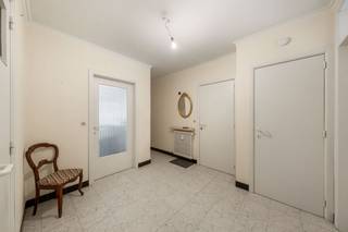 Dit instapklare appartement bevindt zich in een kleinschalige residentie op een centrale locatie met vlotte verbindingen en alle dagelijkse voorzieningen in de nabije omgeving.<br /><br />De indeling omvat een inkomhal met gastentoilet, twee slaapkamers, badkamer, afzonderlijke keuken en een lichtrijke woon- en eetkamer die aansluitend op elkaar zijn ingericht.<br /><br />Aansluitend bevindt zich een overdekt terras met praktische buitenberging.<br /><br />Troeven:<br />- gunstig EPC-label B<br />- kleinschalige residentie<br />- centrale ligging nabij winkels, scholen en openbaar vervoer<br />- mogelijkheid tot aankoop van een garage<br /><br />Ideaal voor eigen bewoning of als investering.<br /><br />Wenst u meer informatie of een bezoek ter plaatse? Neem dan contact op met Imani: 0478 26 26 36 of imani@panorama.immo