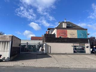 <strong>Unieke ruime woning met wellness en tal van mogelijkheden in Sint-Eloois-Winkel.</strong>
<p>Op zoek naar een eigendom met ruimte, comfort en uitzonderlijk veel potentieel? Deze veelzijdige woning beschikt over een ingericht appartement met 3 slaapkamers, elk met een eigen terras, een extra slaapkamer met dressing en een volledig uitgeruste keuken.</p>

<p>De eigendom biedt bovendien een uitgebreide wellnessinfrastructuur met binnen- en buitenzwembad, jacuzzi’s, sauna’s, hamam en diverse ontspanningsruimtes. Op het gelijkvloers bevindt zich ook een ingerichte broodjeszaak, momenteel verhuurd voor € 1.008 per maand en vrij te maken binnen het jaar.</p>

<p><strong>Troeven:</strong> aparte toegangen, parkeermogelijkheden, zonnepanelen, regenwaterrecuperatie, airconditioning en een centrale ligging.</p>

<p>Een unieke kans voor wie ruim wil wonen en op zoek is naar extra mogelijkheden!</p>