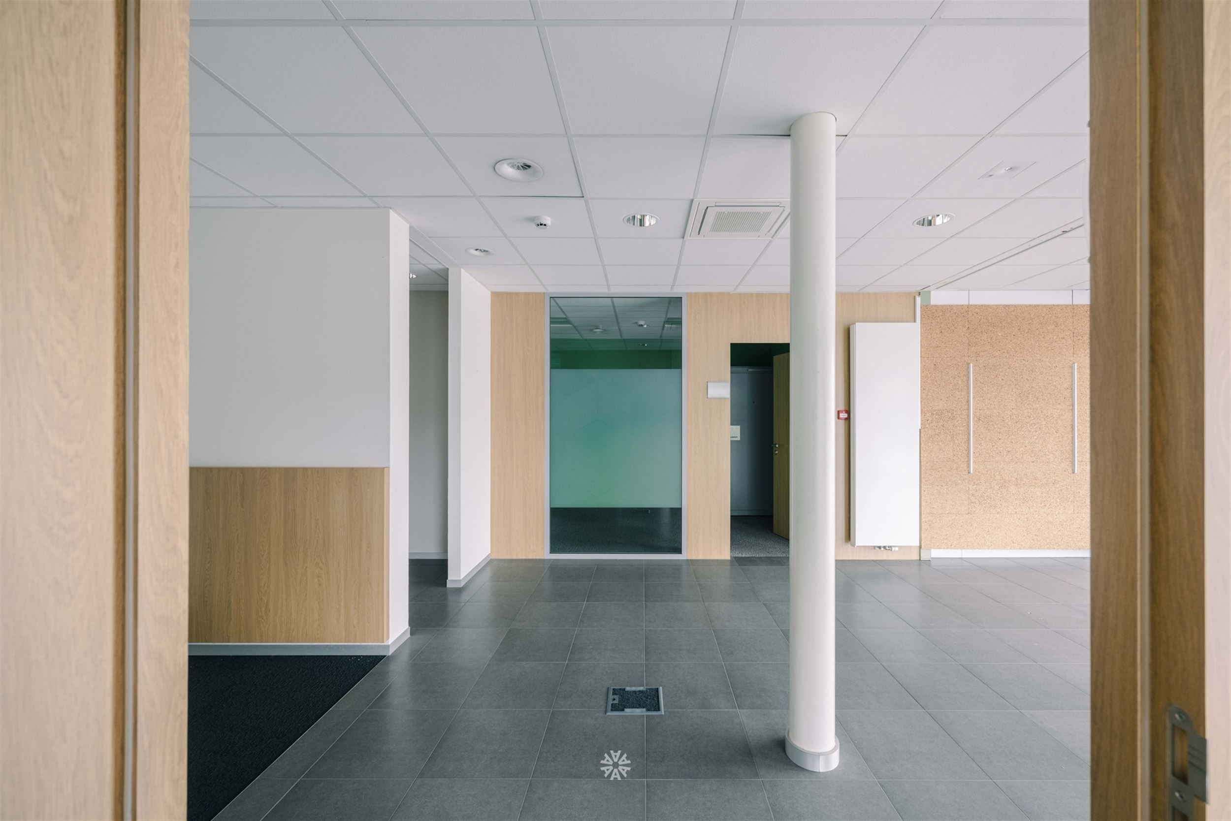 Veelzijdige handelsruimte/kantoor in centrum Berchem - foto 4