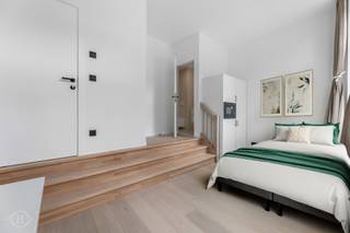 Op zoek naar een comfortabele plek om te studeren en te ontspannen? Deze ingerichte studentenkamer aan de voorzijde op het gelijkvloers biedt alles wat je nodig hebt: een eigen badkamer met regendouche, een handige ontbijtplek met ingebouwde kasten, microgolfoven en koelkast met vriesvak. De kamer maakt deel uit van Trivest, een duurzaam studentenproject met EPC A-label. Geniet van vier moderne gemeenschappelijke keukens, een groene parkachtige binnentuin én een toplocatie op wandelafstand van campussen, station en stad. Perfect voor studenten die stijl, comfort en energiezuinig wonen willen combineren. De maandelijkse huuropbrengst wordt geschat op 680 euro. Wacht niet te lang! Contacteer ons vandaag nog via info@homies.be of 016 22 82 22. HOMIÉS, an Eye for Immo.<br /> 