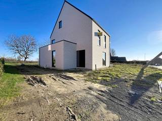 Geniet van de harmonie tussen hedendaags comfort en toekomstgericht wonen nabij Ninove!LIGGINGDeze energiezuinige villa (E-peil 30) gelegen op een...