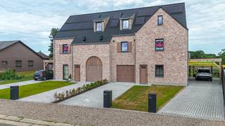 Elke zondag welkom op ons kantoor van 10u-12u voor meer info over de nieuwbouwprojecten!<br /><br />Appartement 1.2 is het rechter-duplex-appartement en heeft op het gelijkvloers ( inpandige garage) + 1ste en 2de verdiep een bewoonbare oppervlakte van 146 m²(!) + 26 m² ( garage+ trap).<br />Ook dit appartement heeft een privatieve inkom : via de voordeur bereikt men de trappenhal met links de inpandige garage om zo naar het woongedeelte te gaan.<br /><br />Het appartement heeft een ruim terras (17m²) waar men geniet van de namiddag en avondzon; heerlijk… <br />Op de eerste verdieping heeft men een ruime berging, gastentoilet en vervolgens een zeer aangename leefruimte met open keuken. Van hieruit loopt men ’s avonds in alle stilte het terras op om te genieten van de voorbije dag.<br />Op de 2de verdieping bevinden er zich 2 slaapkamers en de badkamer.<br /><br />De koper heeft op dit moment nog de volledige eigen keuze naar afwerking (zie lastenboek)!<br /><br />Project “Garenstraat” is een prachtig ontworpen project waar lay-out en leef-comfort hand in hand gaan.<br /><br />Het Project bestaat uit 4 appartement : 2 gelijkvloerse en 2 duplexen.<br /><br />Project Garenstraat is een hoogwaardig afgewerkt en energiezuinig project waar men de nadruk legt op comfort en afweking! Hier wonen betekent anders wonen; een kleinschalige blok waar iedereen geniet van een eigen privatieve inkom en prachtige buitenruimtes! <br /><br />Het Project is gelegen in een rustige straat met enkel bestemmingsverkeer en waar men anderzijds toch vlakbij het centrum van Heusden woont.<br /><br />Deze unieke woonappartementen worden volledig afgewerkt volgens smaak van de klant en zijn beschikbaar tegen februari 2026!<br /><br />Elk van de appartementen heeft voldoende parkeergelegenheid : de gelijkvloerse met een carport en extra parking; de duplexen met een inpandige garage en extra parking.<br /><br />De warme architectuur en het voorzien van de laatste nieuwe technische voorzieningen geven zowel vanbuiten als binnenshuis warmte aan deze gezellige residentie!<br /><br />Pluspunten<br />- zalige ligging = rust en toch overal dichtbij<br />- elk appartement heeft een eigen inkom<br />- voldoende parkeergelegenheid : carport of inpandige garage<br />- quasi energie-neutraal!<br />- verwarming met warmtepomp en koeling!<br />- eigen zonnepanelen<br />- eigen energiebochten<br />- ventilatiesysteem D<br />- aluminium ramen<br />- hoogwaardige afwerking<br />- gelijkvloers : terras + tuin + tuinberging<br />- privacy<br />- vlakbij natuur en bossen<br />- vlakbij de winkelstraat van Heusden-Centrum<br />- goede verbinding naar de autosnelweg<br />- oplevering februari 2026!<br />- zien = kopen!<br /><br /><span>Maatregelen opgenomen in het Maatregelenregister: nee</span><br /><br />Voor een afspraak of meer info, bel ons op 078/78.78.70, of kom gewoon binnen op ons kantoor. Steeds welkom!