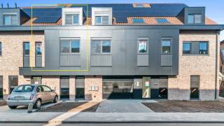 **BOEK JE BEZOEK ONLINE IN VIA WWW.IMMO3000.BE** Immo3000 heeft een duplex appartement te huur in Wilsele. Het lichtrijke appartement is gelegen op de 1ste verdieping via een trap. Het appartement beschikt over een inkomhal, een grote leefruimte, een ingerichte keuken, apart toilet en een aparte berging/wasplaats. Op de bovenverdieping bevinden zich 2 slaapkamers, een badkamer met dubbele spoeltafel, een inloopdouche en een toilet. Aan het appartement is zowel een terras van 15 m² als een privatieve zolder verbonden. Het appartement is voorzien van een ondergrondse autostaanplaats en een afsluitbare berging. In de ondergrondse parking is er een fietsenstalling evenals aan de ingang van de residentie. De garage is toegankelijk via een autolift. Het appartement is uitgerust met de volgende technieken: warmtepomp, ventilatiesysteem type D, alu ramen met dubbel glas, vloerverwarming en zonnepanelen. Aan de voorzijde zijn de ramen voorzien van rolluiken. De basishuurprijs = € 1.300/maand + € 60/maand voor het gebruik en het onderhoud van de gemeenschappelijke delen. <br />Heb je interesse? Bel 016/60.30.00 voor meer info of de planning van een bezoek.
