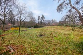 Vous rêvez de posséder votre propre maison dans un endroit stratégique, vert et calme ? Ce terrain à bâtir de 1007 m² à Oud-Heverlee est exactement ce que vous cherchez ! Situé dans un petit lotissement récent à Waversebaan 26B, ce terrain à bâtir libre offre une opportunité unique. De plus, il bénéficie d'une situation privilégiée à proximité d'Heverlee et de Louvain.<br /><br />Situé à distance de marche et de vélo d'Imec, d'Option, des facultés de la KULeuven et du centre-ville, ce terrain à bâtir allie la tranquillité à une excellente accessibilité. Vous apprécierez la proximité de Heverleebos, de la vallée de la Dijle, de la vaste forêt de Meerdaal (2000 ha de nature) et de la magnifique réserve naturelle « De Doode Bemde ». Une oasis de verdure entourée de nature et de forêt ! Vous trouverez également des magasins, des écoles, des transports publics et les autoroutes E40/E314 à une courte distance.<br /><br />Principaux atouts :<br /><br />Terrain à bâtir de 1007m² constructible en pleine propriété<br />Construction autorisée de deux étages résidentiels avec une surface habitable maximale de 380m².<br />Situé dans un lotissement résidentiel de petite taille (16 parcelles) en bordure de la forêt d'Heverlee<br />Environnement calme et verdoyant à proximité d'Heverlee et de Louvain<br />Tous les services publics sont déjà présents<br /><br />Saisissez cette opportunité unique et contactez dès aujourd'hui le conseiller immobilier Jos Vanvlasselaer par téléphone mobile 0499/27 85 10 ou par e-mail : jos.vanvlasselaer@living-stone.be. A bientôt !<br /><br />Traduit avec DeepL.com (version gratuite)