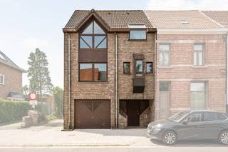 Bent u op zoek naar een woning die u volledig naar uw eigen smaak kunt afwerken? Dan is deze halfopen bebouwing in het rustige Haasdonk misschien wel uw ideale project.<br /><br />Deze karaktervolle woning biedt verrassend veel ruimte dankzij de verschillende tussenverdiepen, wat zorgt voor een speelse en unieke indeling. De lichtrijke leefruimte geniet van veel natuurlijke lichtinval en vormt het hart van de woning.<br /><br />De oude keuken werd reeds verwijderd, waardoor alle voorbereidingen getroffen zijn om een volledig nieuwe keuken te installeren, volledig volgens uw eigen wensen en stijl.<br /><br />Verder beschikt de woning over:<br /><br />- 4 volwaardige slaapkamers<br />- 1 badkamer<br />- een volledig onderkelderd niveau met tal van mogelijkheden voor opslag, hobbyruimte of werkplaats<br />- een inpandige garage<br />- een aangenaam terras en een tuin met een prachtig, landelijk uitzicht<br /><br />De woning biedt een uitstekende basis voor wie op zoek is naar een ruime gezinswoning met enorm veel potentieel.<br /><br />Een unieke kans voor handige doe-het-zelvers, investeerders of gezinnen die hun droomwoning willen creëren.<br /><br />Interesse? Contacteer ons voor meer informatie of een bezoek.<br />www.woonvast.be<br />manon@woonvast.be<br />0493 72 43 21
