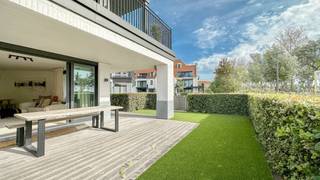 <span>HOEKAPPARTEMENT</span><span> </span><span>met TUIN en zonnig terras, en prachtig open zicht op het meer van DUINENWATER... </span><br /><br /><span>Dit residentiële complex met uitzicht op het meer van DUINENWATER ligt op enkele minuten wandelafstand van het centrum van Knokke-Heist. Het appartement biedt uitzicht op het water, bevindt zich vlakbij het station, het toekomstig nieuw golfterrein, Lakeside Paradise met zijn talrijke watersportmogelijkheden, het unieke zwembadcomplex, verschillende handelszaken en restaurants!<br /><br /></span><span>Samenstelling: Inkomhal met vestiaire en gastentoilet. Open keuken, voorzien van alle hedendaagse comfort. Ruime berging met aansluiting wasmachine/droogkast. Aangename eetkamer met aansluitend een zeer lichtrijke woonkamer. Er zijn veel raampartijen die uitgeven op het zonnige terras.<br /></span><span>Achteraan bevinden er zich 3 slaapkamers. De master bedroom beschikt over een ensuite badkamer, bestaande uit een ligbad, dubbele lavabo en toilet. De 2e en 3e slaapkamer zijn eveneens volwaardige kamers en beschikken over ingemaakte kasten. Aparte douchekamer.</span><br /><br /><span>Mogelijkheid tot het aankopen van een garagebox in de residentie aan 70.000€.</span>
