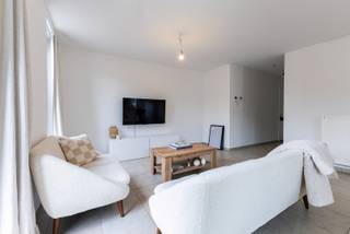 Bent u opzoek naar een recent, energiezuinig appartement met 2 slaapkamers, 2 ruime terrassen, privatieve kelderberging en een ondergrondse autostaanplaats? Dan is dit appartement precies wat u zoekt!<br />Het appartement bevindt zich op de eerste verdieping (met lift) op een centrale locatie.<br /><br />Indeling<br />U betreedt het appartement via de centraal gelegen inkomhal met apart toilet met handenwasser. Vooraan het appartement is er de lichtrijke leefruimte met open, volledig geïnstalleerde keuken met naastgelegen berging. Via de schuifraam met vliegdeur heeft u toegang tot het terras vooraan.<br /><br />Achteraan zijn er nog twee slaapkamers en de badkamer met inloopdouche en enkel lavabomeubel. Alle ruimtes geven toegang tot het terras achteraan.<br /><br />Dit appartement beschikt tot slot nog over een privatieve kelderberging, een ondergrondse autostaanplaats en een gemeenschappelijke fietsenberging. <br /><br />De gemeenschappelijke kosten (provisie) bedragen €100/maand. Deze omvatten: onderhoud lift, poets, tuinen en minuterie gemeenschappelijke delen.<br /><br />Pluspunten:<br />- AAA-locatie: nabij winkels, openbaar vervoer, parken, … <br />- Recent, energiezuinig<br />- Autostaanplaats en kelderberging inbegrepen <br />- Beschikbaarheid bespreekbaar<br /><br />Bij verdere vragen kan u steeds contact opnemen via One Vastgoed.