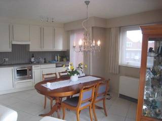 Zonnig en ruim appartement in recent gebouw dichtbij uitvalswegen, scholen, winkels en openbaar vervoer.Bestaande uit:Inkom, ruime woonkamer met open...