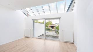 In de hoofdstraat van Westkapelle, te midden van talloze handelaren, horeca en andere zelfstandige beroepen, verkopen wij dit interessant handelshuis. Een bijzonder groot handelshuis voorzien van een winkel en een woning met 4 slaapkamers en een grote tuin. Altijd al gedroomd van uw eigen zaak op grondgebied Knokke-Heist? Dit is uw kans.<br /> <br />Aan de straatkant een ruime winkel/boetiek voorzien van een groot raam waar u zonder problemen uw ambacht kunt etaleren. Verder kan de winkel gebruik maken van zijn eigen keuken en afzonderlijk toilet. <br /> <br />Aan de achterzijde vinden we het leefgedeelte terug met een grote woonkamer die uitkijkt op de achterliggende tuin en een grote open keuken voorzien van alle toestellen. Naast de living een toffe bureauruimte en/of speelruimte voor kinderen. Aansluitend nog een uitbouw met een eerste badkamer en extra opbergruimte. Schitterende tuin aan de achterzijde met veel ruimte en veel zon, voorzien van een tuinberging waar u het nodige tuingerief kwijt kan. <br />Boven zijn er maar liefst 4 slaapkamers, een grote badkamer en een apart toilet. <br /> <br />Deze handelswoning wordt verkocht met een interessant B-label, 12 zonnepanelen en een conforme elektrische installatie. <br /> <br />Voor meer informatie of een bezoek: <br />Contacteer Willem Cauwels op tel. 050/89.27.70.