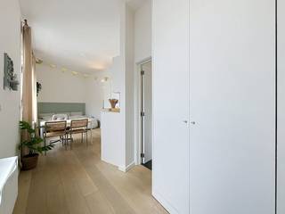 Bent u op zoek naar een stijlvolle, instapklare plek in het bruisende centrum van Antwerpen? Deze moderne studio aan de Kiliaanstraat 1 biedt de perfecte combinatie van comfort, licht en een toplocatie. De studio is gelegen in een aangename, rustige straat, maar bevindt zich tegelijkertijd op wandelafstand van gezellige terrasjes, winkels, universiteiten en het openbaar vervoer.<br /><br />Indeling:<br />- inkomhal<br />- badkamer met toilet<br />- leef/slaapruimte<br />- open keuken <br /><br />Extra troeven:<br />- goed EPC label B<br />- rolluiken<br />- moderne afwerking<br />- uitstekende mobiscore: 9,7/10<br />- geen gemeenschappelijke kosten<br /><br />Bent u geïnteresseerd in een appartement of woning te huur in Antwerpen? Aarzel dan niet om een bezoekaanvraag te doen via onze website www.dewaele.com<br /><br />Had u graag uw eigen eigendom te koop of te huur aangeboden contacteer ons dan voor een vrijblijvende schatting per mail naar antwerpen@dewaele.com.<br /><br />Ook voor alle andere vragen omtrent vastgoed, kopen of verkopen kan u steeds bij ons terecht!