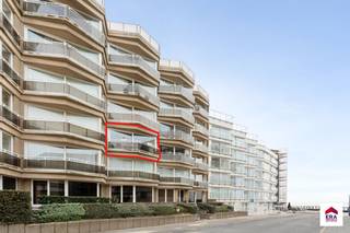 Te koop: gerenoveerd appartement in de Steekspelstraat, Koksijde, met lateraal zeezicht en optie tot aankoop van een garage in het gebouw. Dit...