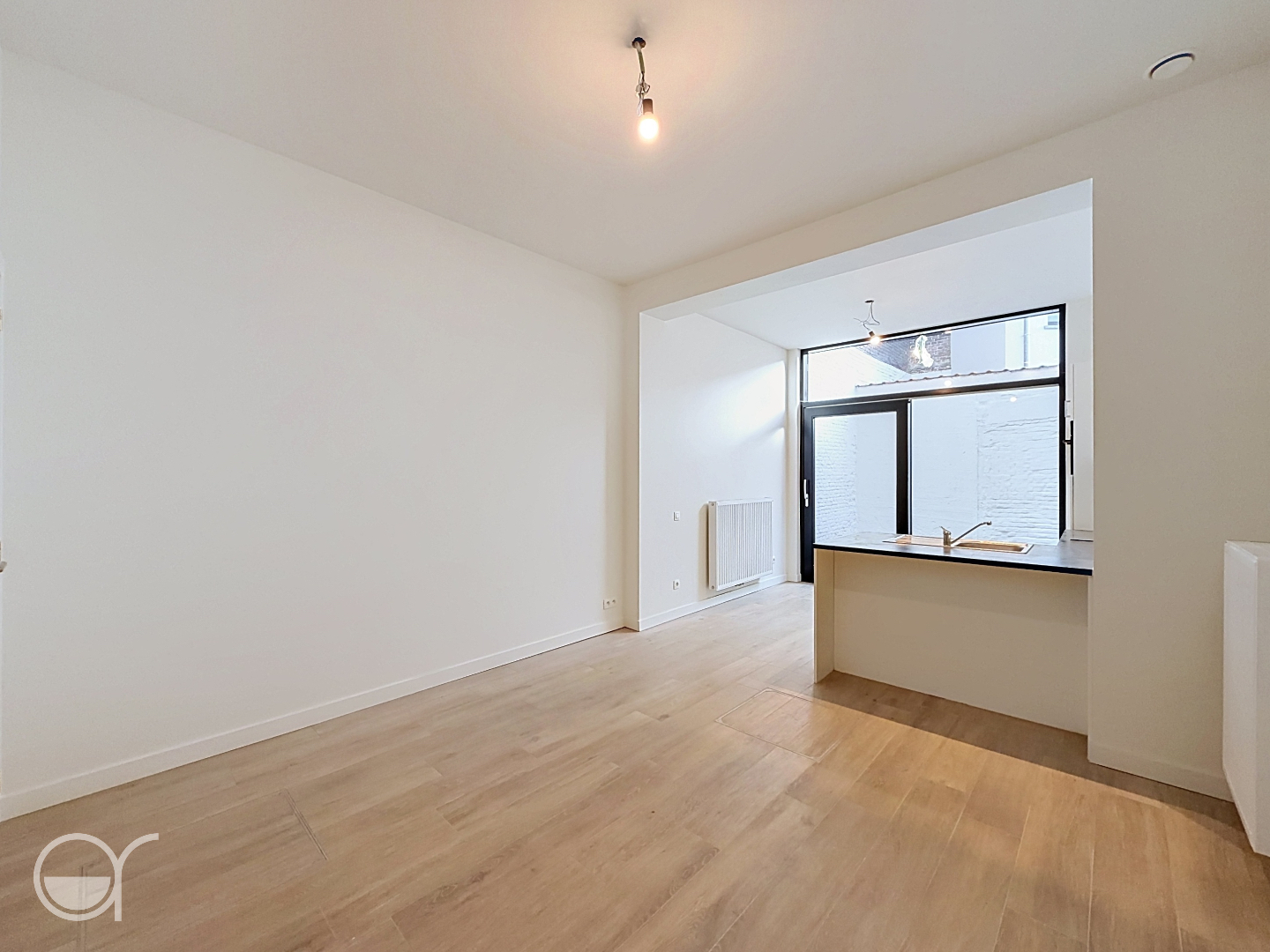 Prachtig gerenoveerde rijwoning met 2 slaapkamers en buitenruimte nabij de Coupure - foto 4