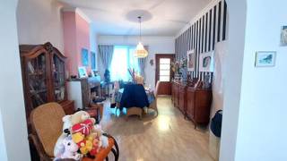 Dit opbrengstgebouw is centraal gelegen aan de stadsrand van Oostende, in de Heilig-Hartlaan 3, met vlotte bereikbaarheid en nabijheid van winkels, openbaar vervoer en groene zones. Het pand bevindt zich op een perceel van 157,80 m² en omvat drie volwaardige appartementen en een ruime kelderverdieping met afzonderlijke bergingen.<br /><br />Indeling en kenmerken:<br /><br />Elk appartement beschikt over een gelijkaardige functionele indeling met een lichtrijke woonkamer (salon vooraan en eetplaats), een semi-inggerichte keuken, een apart toilet, een douchekamer (op de verdiepingen) en twee slaapkamers.<br /><br />Het gelijkvloers appartement (101 m²) beschikt bijkomend over een koer en een badkamer met ligbad.<br /><br />De appartementen op de eerste en tweede verdieping (respectievelijk 98 m² en 155 m² inclusief dakverdiep) zijn voorzien van een balkon, met potentieel tot uitbreiding van de badkamer door het integreren van deze ruimte.<br /><br />Het duplex appartement op de tweede verdieping omvat tevens het dakverdiep, waar zich nog twee extra slaapkamers en een bijkomende badkamer bevinden.<br /><br />Financieel:<br /><br />Het gebouw is volledig verhuurd, wat zorgt voor een stabiele maandelijkse huuropbrengst van €2.104.<br /><br />Appartement 0001 (101 m²): verhuurd aan €639,07 – EPC: 423<br /><br />Appartement 0101 (98 m²): verhuurd aan €693,91 – EPC: 250<br /><br />Appartement 0201 + dak (155 m²): verhuurd aan €771 – EPC: 327<br /><br />Technisch:<br /><br />Alle appartementen beschikken over een conforme elektrische installatie (blanco keuring).<br /><br />Dit pand vormt een interessante investering met onmiddellijke opbrengst en verdere optimalisatiemogelijkheden.