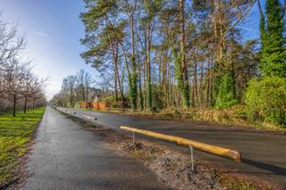 Deze bouwgrond van 2110m² is gelegen langs de Hallebaan in Zoersel. Het perceel heeft een straatbreedte van 25 meter en een diepte van 84 meter...