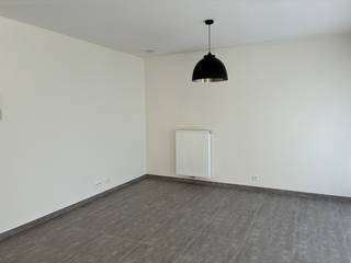 Sint-Eloois-Vijve: lichtrijk gelijkvloers appartement met 2 slaapkamers en 2 staanplaatsen te huur.Dit gelijkvloers appartement is gelegen op een...