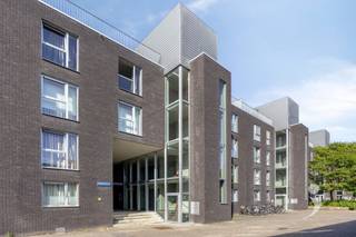 <p><span>Op zoek naar een instapklaar appartement met een zeer rustige ligging in centrum Leuven? Dan is dit uitstekend onderhouden appartement op de eerste verdieping zeker een bezoek waard!</span></p><p><span> </span></p><p><span>Het appartement is gelegen op de eerste verdieping en bereikbaar met de lift of trap. Er is een inkomhal met gastentoilet en een praktische ingebouwde vestiairekast. Er is een lichtrijke leefruimte met zithoek, eetplaats en moderne open keuken. De keuken is uitgerust met alle nodige toestellen. Aansluitend is er ook nog een handige bergruimte.</span></p><p><span> </span></p><p><span>Vanuit de leefruimte is er toegang tot het ruime zuidwestgerichte terras, met zicht op de groene binnentuin.</span></p><p><span> </span></p><p><span>Verder beschikt het appartement over twee slaapkamers (14m² en 10m²) en een badkamer met aparte douche, ligbad en dubbele wastafel.</span></p><p><span> </span></p><p><span>In de ondergrondse verdieping is er een privatieve staanplaats, inbegrepen in de prijs. Verder is er ook nog een gemeenschappelijke fietsenstalling. </span></p><p><span> </span></p><p><span>Interesse in dit energiezuinige appartement? Contacteer ons via 016 15 31 15 of info@immolivit.be</span></p><p><span> </span></p><p><span> </span></p><p><span> </span></p>