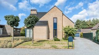 <p>Welkom op de Gribbenstraat 20 in As.<br /><br />Bent u op zoek naar een comfortabele gezinswoning met een aangename buitenruimte?<br />Dan is deze woning met een bewoonbare oppervlakte van 250 m², een dubbele garage en een mooi aangelegde tuin absoluut het ontdekken waard.<br /><br />Wilt u alvast een eerste indruk krijgen van deze woning?<br />Bekijk dan zeker ook onze videoreportage via volgende link: <br />https://player.vimeo.com/video/1223638882<br /><br />De woning werd gebouwd in 2001 en is gelegen op een perceel van 843 m².<br />Dankzij de aangename indeling en de ruime leefoppervlakte maken van deze woning dé ideale gezinswoning.<br />De verschillende leefruimtes zorgen voor een aangename woonbeleving, terwijl de houthaard een extra warme en sfeervolle toets toevoegt. <br />Er zijn 3 slaapkamers aanwezig en er is de mogelijkheid om de dressing om te vormen naar een extra slaapkamer.<br /><br />De aangelegde tuin biedt verschillende mogelijkheden om te ontspannen, te spelen of gezellig samen te zitten met familie en vrienden<br /><br />Daarnaast beschikt de woning over een ruime dubbele garage. Naast plaats voor twee wagens is er hier ook voldoende ruimte voor fietsen.<br /><br />De woning is rustig gelegen en biedt tegelijk een goede bereikbaarheid.<br />Lokale voorzieningen en belangrijke verbindingswegen bevinden zich in de nabije omgeving, waardoor u geniet van de nodige rust zonder in te boeten aan comfort en bereikbaarheid.<br /><br />Troeven:<br />✔ Rustig en aangenaam gelegen<br />✔ 3 slaapkamers met mogelijkheid tot een 4<sup>de</sup><br />✔ EPC label C - energiezuinig wonen <br />✔ Asbestveilig <br />✔ Zonnepanelen aanwezig<br />✔ Ruime garage voor 2 wagens <br />✔ Volledig onderkelderd<br />✔ Volledig aangelegde tuin, ideaal voor genieten en ontspannen<br />✔ Gezellige houthaard voor extra warmte en sfeer<br />✔ Aardgas aanwezig in de straat<br /><br />Indeling: <br /><br /><u>Kelder:</u> 145m²</p>
<ul>
<li>Volledig onderkelderd</li>
</ul>
<p><u>Gelijkvloers:</u> 145m²</p>
<ul>
<li>Inkomhal</li>
<li>Toilet</li>
<li>Bureaukamer </li>
<li>Eetkamer</li>
<li>Woonkamer</li>
<li>Keuken</li>
<li>Wasplaats </li>
<li>Terras</li>
<li>Garage</li>
</ul>
<p><u>Verdieping:</u> 105m²</p>
<ul>
<li>Nachthal</li>
<li>Toilet</li>
<li>2 badkamers</li>
<li>3 slaapkamers</li>
<li>1 dressing (mogelijke 4de slaapkamer)</li>
</ul>
<p>Documenten:<br />Het asbestattest, EPC en het inplantingsplan kan u eenvoudig downloaden in bijlage.<br /><br />Interesse in een bezichtiging?<br />Bel ons via 089 391 555 of mail naar info@frerevastgoed.be.<br /><br />*Opmetingen van de binnenmaten zijn indicatief en kunnen licht afwijken.</p>