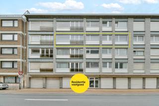 Dit verzorgd appartement is ideaal gelegen in het centrum van Middelkerke, op wandelafstand van de zeedijk, winkels en het openbaar vervoer.<br />Het appartement bevindt zich in een net onderhouden gebouw en omvat een lichtrijke leefruimte die mooi aansluit op de open keuken. De badkamer is uitgerust met douche, lavabo, toilet en aansluiting voor wasmachine. Verder beschikt het appartement over een ruime slaapkamer, een praktische berging met plaats voor de technische installaties en een kelderberging.<br />Als extra troeven beschikt dit appartement over een EPC-label B en een conforme elektrische installatie tot 2050.<br /><br />Een ideale opportuniteit als vaste woonst, tweede verblijf of investering aan zee, op een toplocatie waar alles binnen handbereik ligt.<br /><br />Neem voorsprong met een vrijblijvende en gratis schatting van uw eigendom via:<br />www.residentievastgoed.be/gratisonlineschatten<br /><br />EPC: 175 kWh/m² - UC: 3692980 ~ Vg, Wg, Gvkr, Gvv, Gmo ~ Ref. MI24426