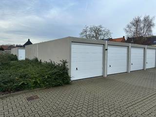 Garagebox te huur, vlakbij het centrum van Aartrijke.De garage is recent en in goede staat. Er is een sectionaalpoort en betonmuren, voldoende ruimte...