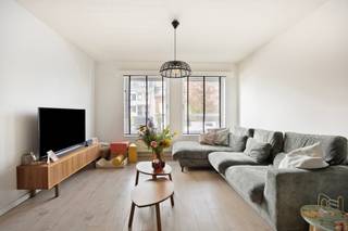 <p>Je bereikt dit ruime appartement op de 1ste verdieping via de gemeenschappelijke inkom, met parlofoon voor toegangsbeveiliging.</p>
<p>De inkomhal verwelkomt je op laminaat, met een vestiaire en een apart gastentoilet. Vanuit de hal stap je de leefruimte in. Ruim, licht, op laminaat. De indeling is logisch en de ruimte voelt niet samengeperst aan. Hier kun je zitten, werken, eten, uitwaaieren. Aansluitend ligt de aparte keuken, afgewerkt op vinyl, volledig uitgerust: kookplaat, dampkap, spoelbak, vaatwasser, koelkast, combi-oven en een bar aan de muur.</p>
<p>In de hal bevindt zich een berging met de technieken van het appartement. Aansluitingen voor de wasautomaat en de droogkast zijn er voorzien. Alles wat je niet permanent wil zien, verdwijnt hier netjes achter de deur.</p>
<p>Dan de slaapkamers. Twee stuks, allebei op laminaat, allebei van een goede maatvoering. Eén van de slaapkamers heeft toegang tot een klein terras aan de achterzijde.</p>
<p>De badkamer heeft een inloopdouche en een dubbele lavabo met meubel. Ruim en functioneel, zonder dat er iets ontbreekt.</p>
<p>Wat de technische kant betreft: aluminium schrijnwerk, gasverwarming via radiatoren, elektriciteit conform, EPC B met een score van 109. De gemeenschappelijke kosten via de syndicus bedragen circa €122 per maand, waterverbruik inbegrepen. Parking achter het gebouw is beschikbaar om te huren aan €65 per maand. Er is ook voldoende parkeergelegenheid op de straat voor de deur.</p>
<p>En dan de buurt nog. Mariaburg: de leukste wijk van Brasschaat. Station Sint-Mariaburg is op wandelafstand. Antwerpen-Centraal haal je er in veertien minuten per trein. De bushalte ligt letterlijk voor de deur. Voor wie niet met het openbaar vervoer wil, is ook de verbinding per auto vlot: de E19 en de E313 zijn snel bereikt. Winkels, een restaurant, een frituur, een sporthal: alles zit in de buurt. Je hoeft niet ver te rijden voor de dagelijkse dingen.</p>
<p>Dit appartement spreekt de koper aan die klaar is om te wonen en snel over het appartement wilt beschikken. Geen renovatieproject, geen uitgesteld genot. Instappen, de sleutel omdraaien en thuis zijn. In een wijk die al meer dan een eeuw weet waarom mensen hier willen wonen!<br /><br />Plan je afspraak voor een bezoek via www.kapelsesteenweg326.be!</p>