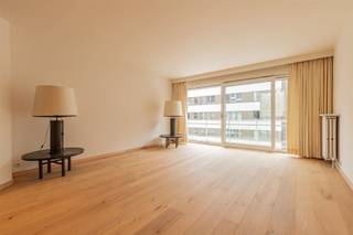 <p><span>Welkom in dit stijlvolle en instapklare appartement, ideaal gelegen in het </span><i><span><strong>hart van Knokke</strong></span></i><span>, op </span><i><span>wandelafstand </span></i><span>van de </span><i><span>Zeedijk</span></i><span>, de </span><i><span>winkelstraten </span></i><span>en de </span><i><span>gezellige horecazaken</span></i><span>.</span></p><p><span>Hier geniet u van een </span><i><span><strong>perfecte combinatie</strong></span></i><span> van </span><i><span>ruimte, comfort</span></i><span> en een </span><i><span>hoogwaardige afwerking</span></i><span>, waardoor dit appartement zowel als </span><i><span><strong>vaste woonst</strong></span></i><span> of als </span><i><span><strong>tweede verblijf </strong></span></i><span>een uitstekende keuze vormt.</span></p><p><span>Bij het betreden van het appartement wordt u verwelkomd in een verzorgde inkomhal met praktische vestiairekast en een apart gastentoilet. </span></p><p><span>De riante en lichtrijke woonkamer vormt het kloppende hart van de woning en sluit naadloos aan op de volledig ingerichte open keuken. </span></p><p><span>Grote raampartijen zorgen voor een overvloed aan natuurlijk licht en geven toegang tot het zonnige terrasje aan de voorzijde, waar u in alle rust kunt genieten van het levendige Knokke.</span></p><p><span>Het appartement beschikt over </span><i><span><strong>twee volwaardige slaapkamers</strong></span></i><span>, elk voorzien van een op maat gemaakte kastenwand en een </span><i><span><strong>eigen en-suite badkamer</strong></span></i><span>. De ruime master-bedroom beschikt over een stijlvolle badkamer met ligbad, lavabo en toilet, terwijl de tweede slaapkamer werd uitgerust met een moderne </span><i><span><strong>douchekamer en-suite</strong>.</span></i><span> </span></p><p><span>Beide slaapkamers bieden rechtstreeks toegang tot het tweede terras/balkon  aan de achterzijde, een aangename en rustige buitenruimte om de dag ontspannen te beginnen of af te sluiten.</span></p><p><span>Een praktische berging in de inkomhal biedt extra opbergruimte en verhoogt het dagelijkse wooncomfort. </span></p><p><span>De kwalitatieve afwerking met </span><i><span><strong>natuursteen</strong></span></i><span> en het recent vernieuwde </span><i><span><strong>massief parket</strong></span></i><span> zorgen voor een warme, tijdloze uitstraling en onderstrepen het </span><i><span>luxueuze karakter</span></i><span> van dit appartement.</span></p><p><span>Dankzij de <strong>uitstekende ligging,</strong> de <strong>twee volwaardige slaapkamers</strong> met elk een eigen badkamer, de <strong>twee buitenruimten</strong> en de <strong>instapklare afwerking</strong> biedt dit appartement alles wat u verwacht van comfortabel wonen aan zee. </span></p><p><span>Een </span><i><span><strong>unieke opportuniteit </strong></span></i><span>voor wie op zoek is naar <u>kwaliteit</u>, <u>ruimte</u> en een<u> zorgeloze woonervaring</u> in één van de </span><i><span>meest gegeerde badplaatsen van België.</span></i><span> </span></p><p>De <strong>troeven</strong> van deze buitenkans : ruimte <strong>|</strong> gunstige EPC -B score <strong>|</strong> direct beschikbaar <strong>|</strong> instapklaar<strong> | </strong>2 kamers <strong>| </strong>2 badkamers <strong>|</strong> 2 terras-balkon</p><p><u>Bezoeken enkel op afspraak</u>:   info@rented.be <strong>|</strong> 078 482000 <strong>|</strong> www.rented.be</p>