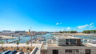 Uitzonderlijk groot appartement van 132 m² met maar liefst 3 slaapkamers, 2 badkamers en een ongelooflijk mooi uitzicht over de jachthaven van Zeebrugge. Een prachtig appartement dat uitblinkt op gebied van ruimte en comfort. Aan de voorzijde geniet u van een breed zonneterras dat uitkijkt op de zeilboten van Zeebrugge. Een absolute toplocatie met een fenomenaal uitzicht.<br /><br />Het appartement heeft 10 meter façade met ramen over de volledige breedte. De oriëntatie is perfect. Zowel het terras als de leefruimte zijn volledig zuidwest georiënteerd waardoor u vanaf de middag volop kunt genieten van de zon. Achteraan het appartement is er nog een knus terras waar u kunt genieten van de ochtendzon. <br /><br />Het gebouw dateert van 2022 en is volledig conform met de hedendaagse normen.<br />Zo profiteert u van een energielabel A en een volledig conforme elektriciteitskeuring. <br /><br />Indeling: Inkomhal met ingebouwde vestiaire, imposante woonkamer die naadloos aansluit op het zonneterras, een moderne en volledig uitgeruste leefkeuken, 2 grote bergingen, 2 aparte toiletten, 2 badkamers en 3 slaapkamers. Terras vooraan en achteraan.<br />Mogelijkheid tot het aankopen van een DUBBELE GARAGE in het gebouw, en dit vlakbij de lift.<br /><br />Een uniek aanbod op gebied van ruimte, kwaliteit en energiezuinigheid.<br />Verkoop onder registratierechten.<br /><br />Meer informatie of een vrijblijvend bezoek?<br />Contacteer Sacha Vanrafelghem op GSM 0487/43.79.10.