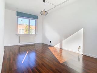 Ontdek deze charmante loft te huur in Mechelen. De loft werd recent volledig opgeknapt en herschilderd.Veel lichtinval en locatie zijn één van de grote troeven van dit appartement.Beschikbaar vanaf 1/12/2025.Geen gemeenschappelijke kosten.Indeling:- Inkomhal- Badkamer met nieuw douche en lavabomeubel- Ruime leefruimte met veel lichtinval-Volledig uitgeruste keuken- Eén slaapkamer- Berging- Groot privéterras op het gelijkvloersTroeven:- Volledig vernieuwd interieur- Fietsparkeerplaats inbergrepen- Ruim privé terras op het gelijkvloers- Geen gemeenschappelijke kostenDeze leuke lichtrijke loft heeft heel wat te bieden!Plan snel je bezoek in.Ga naar www.dewaele.com, vraag je bezoek online aan via de rode knop.Vervolledig je huurprofiel en wij nemen contact met je op om samen een bezoek in te plannen.Tot snel!