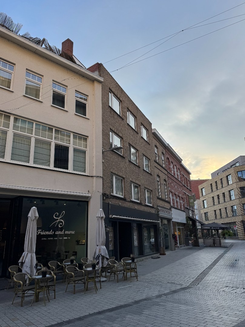 Opbrengsteigendom met winkel en appartementen op toplocatie in Kortrijk - foto 3