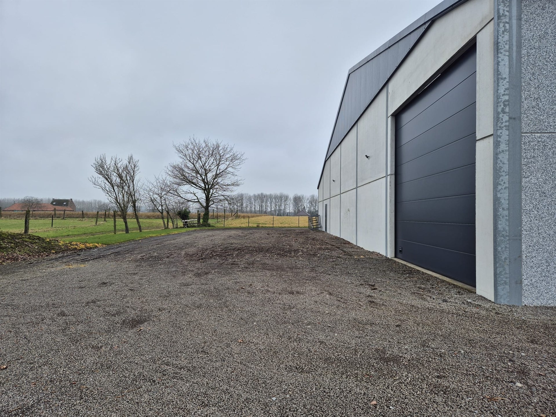 Loods van ± 1.000 m² met ruime buitenopslag. - foto 2
