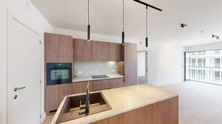 Lichtrijk nieuwbouwappartement met 2 slaapkamers<br /><br />Dit nieuwbouwappartement van het project De Groene Poort is gelegen aan de Eugène de Plynstraat 29, midden in de nieuwe dynamische "Slachthuisbuurt" en nabij invalswegen, de binnensingel, park Spoor Noord, restaurants en winkels.<br /><br />Het appartement beschikt over een keukeneiland met ingewerkte spoeltafel en vaatwasser, en een volledig uitgeruste keuken met inductiekookplaat, oven, ijskast en afzonderlijke vriezer. In alle leefruimtes zorgt een tegel met houtstructuur voor een warme en luxueuze uitstraling. De leefruimte geniet van veel natuurlijk licht dankzij een "harmonicadeur" die over de ganse breedte volledig geopend kan worden. Verder zijn er 2 ruime slaapkamers met parketvloer en een badkamer met dubbel lavabomeubel, inloopdouche, spiegelkast en handdoekdroger. Een apart toilet, en een aparte berging met alle technische voorzieningen en nodige aansluitingen voor wasmachine en droogkast maken het comfort volledig.<br /><br />De provisie voor gemeenschappelijke kosten bedraagt 150 EUR per maand, inclusief verwarming en gemeenschappelijke kosten. Een ondergrondse parkeerplaats mét laadpaal (nr57 op -1), vlakbij de lift naar het appartement, is verplicht af te nemen aan 135 EUR per maand. Daarnaast is er een ruime gemeenschappelijke fietsenstalling, inbegrepen in de huurprijs.<br /><br />Het appartement - volledig geschilderd en voorzien van hoogwaardige verlichting en gordijnrails - is instapklaar en onmiddellijk beschikbaar.