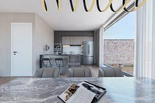 Een vaste prijs, een interieurafwerking op maat en een energiezuinige woning (LOT 3)! Dat is wat u krijgt bij deze nieuwbouwwoning met een ruime en optimale planindeling met grote raampartijen, een inpandige garage en 3 slaapkamers waarvan één met dressing. De woning wordt gebouwd op een Zuidwest georiënteerd perceel van 335m2. De woning is uitgerust met alle energiezuinige technieken zoals een warmtepomp met vloerverwarming op beide verdiepingen, zonnepanelen, ventilatie met warmterecuperatie, super isolerende beglazing,… . Hierdoor behaalt de woning de fantastische energiescore van E10! U kunt de interieurafwerking volledig naar uw smaak kiezen met de begeleiding van onze interieurarchitect. Er zijn ruime budgetten voor keuken, vloeren, deuren, enz… voorzien in het lastenboek. Zo creëert u uw eigen thuis in uw nieuwe huis! De woning bevindt zich in een rustige nieuwbouwwijk tussen de Eeklostraat en de Benninckstraat in Ertvelde. Het project bestaat uit moderne woningen, ontworpen door CAS architecten. De strakke lijnen en de hoogwaardige gevelmaterialen zorgen voor een uniforme, rustgevende en unieke uitstraling. Wilt u meer informatie over deze woning of over het project? Onze bouwadviseur staat u graag te woord! Neem contact op met Ewout op 0497 588 888 of via contact@huysmanbouw