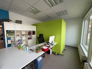 Dit pand beschikt over 2 multifunctioneel in te richten ruimtes, een bergruimte, een afzonderlijke keuken en een toilet. <br /><br />Automatisch rolluik met toegangscode aan inkomdeur. <br />Publieke parkeerplaatsen voor de deur (Asper plein) en nabij allerhande voorzieningen (bakker, beenhouwer, nachtwinkel, ...).<br /><br />Waterverbruik wordt berekend met een tussenteller. <br />Provisie kost water van 35 EUR / maand.