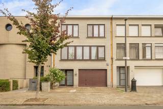 <h1>Ruime bel-etagewoning met 7 meter gevelbreedte en zonnige tuin</h1>
<p>In de gegeerde Vogeltjeswijk in Merksem, vlakbij het Kwadenveldeplein, vindt u deze ruime bel-etagewoning van 198 m² bewoonbaar EPC C op een perceel met een opmerkelijke gevelbreedte van 7 meter. Kleuter-, lagere en middelbare scholen liggen op wandelafstand: een ideale thuisbasis voor een gezin met kinderen.</p>
<p>Die 7 meter gevelbreedte vertaalt zich in de living naar een raam over de volledige breedte, aangevuld met ruime raampartijen aan de tuinzijde. Het resultaat: een lichtrijke leefruimte met een prachtige volhouten parketvloer en een werkende open haard. De moderne ijsblauwe keuken is volledig uitgerust met vaatwasser, keramisch kookvuur, dampkap en een koelkast met vriezer.</p>
<p>De woning werd de voorbije jaren goed onderhouden: alle ramen kregen in 2021 hoogrenderend dubbelglas met PVC-omkadering alsook de nieuwe veiligheidsvoordeur en elektrische garagepoort. Ook het terras achteraan werd recent heraangelegd in een moderne terrazzotegel.</p>
<p><strong>Indeling</strong> Op het gelijkvloers bevinden zich de inkom, een grote garage met talrijke ingebouwde kasten, een technische bergruimte (met aansluitingen voor wasmachine en droogkast) en een vierde volwaardige slaapkamer (9,5 m²). Een trap brengt u naar de leefverdieping met de lichtrijke living (53,5 m²) en de keuken, met rechtstreeks zicht op en toegang tot de tuin. Boven vindt u nog 3 volwaardige slaapkamers (17 m², 14 m², 10 m²) met een praktische indeling voor grote kasten, en een ruime badkamer met bidet, toilet, dubbele lavabo en ligbad.</p>
<p>Achteraan geniet de tuin van 175 m² (oost georiënteerd) van een weelderig groen kader en veel privacy, het nieuwe terrazzoterras is er zo klaar voor gebruik.</p>
<p><strong>Troeven op een rij:</strong></p>
<p>+ 198 m² (bruto) bewoonbaar met gevelbreedte van 7 meter<br />+ Living met raam over de volledige gevelbreedte, volhouten parketvloer en werkende open haard<br />+ 4 volwaardige slaapkamers (3 boven, 1 op het gelijkvloers)<br />+ Grote garage met oprit en ingebouwde kasten<br />+ Tuin van 175 m² met nieuw terrazzoterras en veel privacy<br />+ Nieuwe ramen (2021) en condenserende gasketel (2023) - EPC C<br />+ Vogeltjeswijk Merksem: scholen op wandelafstand, zicht op het Kwadenveldeplein</p>
<p>Ideaal thuis voor uw gezin? Bel snel 0478.65.04.73 en plan een bezichtiging in!</p>