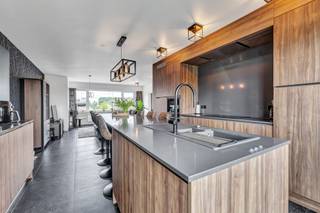 <p>In het centrum van <strong>Welle</strong> vinden we dit <strong>gerenoveerde penthouse</strong> met een zeer <strong>ruim terras</strong>. Dit penthouse werd <strong>volledig gerenoveerd in 2020</strong>. We betreden het penthouse via de inkomhal waar zich een gastentoilet bevindt. Via de inkomhal komen we in de <strong>gezellige leefruimte</strong> terecht met aansluitend de <strong>volledig geïnstalleerde keuken</strong>. Er is ook een toegang tot een zeer <strong>praktische bureauruimte</strong> via de leefruimte. Via de inkomhal betreden we ook de badkamer, die voorzien is van een <strong>ligbad met douche</strong>. Verder hebben we <strong>twee ruime slaapkamers</strong>. De hoofdslaapkamer is voorzien van ingebouwde kasten. Deze heeft ook een directe toegang tot het <strong>prachtige terras</strong> van maar liefst <strong>35m²</strong>. Verder is er ook een <strong>staanplaats inbegrepen</strong> in de prijs. <strong>EPC (B) - Geen Lift - Gerenoveerd</strong></p><p></p><p>*Stedenbouwkundige inlichtingen en maatregelenregister in aanvraag</p>