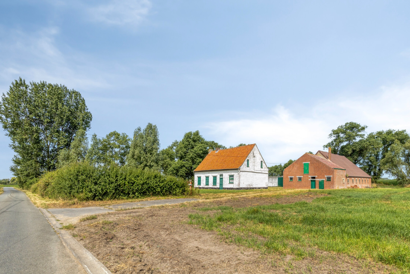 Uitzonderlijk gelegen hoevesite op 10.106 m² met vijver, bijgebouwen en panoramische vergezichten - foto 4