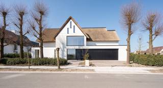 Prachtige nieuwbouwvilla te koop aan de rand van het Zoute, nabij de Kalfsmolen, op een perfect georiënteerd perceel. <br />Een exclusieve villa naar een ontwerp van Project Architects met Piet Bailyu die een moderne, strakke stijl combineert met een typische Knokse herkenbare touch. De luxueuze interieurafwerking werd uitgevoerd door de gerenommeerde firma Chrisma. <br /><br />Samenstelling van de villa: <br />Royale inkomhal met zeer ruime vestiaire en gastentoilet. <br />Leefruimte met salon en eetplaats, voorzien van een gashaard, uitgevend op het terras en de tuin. <br />Grote woonkeuken met keukeneiland, genietend van alle comfort met alle nodige huishoudtoestellen en aansluitend een praktische bijkeuken met extra berging. <br /><br />Op de eerste verdieping: <br />Drie volwaardige slaapkamers, elk met eigen badkamer en dressing. Handige bureauruimte op de nachthal.<br /><br />Tweede verdieping: <br />Verdieping die volledig naar eigen wens kan worden ingericht.<br /><br />Aangelegde tuin met terras en mogelijkheid tot het aanleggen van een zwembad. <br />Inpandige garage voor 2 wagens met open fietsenberging en aanpalende berging aan de garage. <br />Meerdere staanplaatsen buiten voor de villa. <br />Contacteer ons voor een bezoek.