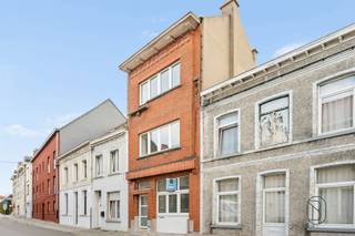 <p>Deze charmante, volledig gerenoveerde halfvrijstaande woning is ideaal gelegen in het hart van het stadscentrum en zal u zeker bekoren met zijn comfort en toplocatie.<br /><br />Momenteel verhuurd (maandelijkse huur van € 960).<br /><br />Op korte afstand van alle voorzieningen (winkels, scholen, openbaar vervoer) biedt deze woning een praktische en aangename woonomgeving.<br /><br />De woning is in 2022 volledig gerenoveerd en beschikt nu over moderne en functionele ruimtes, klaar om direct te betrekken.<br /><br />Of u nu een starter bent, wilt investeren of een jong stel zoekt, deze woning is een fantastische kans in het stadscentrum.<br /><br />Mis deze kans niet!<br /><br />Contact en informatie: +32 499 34 68 24 of anne-sophie@immobeguin.be</p>
